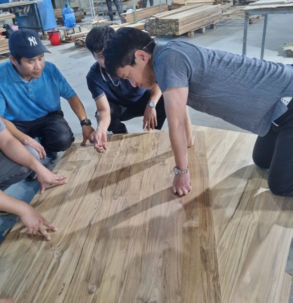 Đối tác nghiệm thu ván sàn Tếch Lào