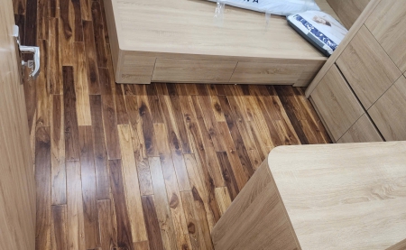 Thi Công Sàn Gỗ Tếch Hệ Tiết Kiệm Cho Nhà Trọ, Homestay – Giải Pháp Bền Đẹp, Tối Ưu Chi Phí