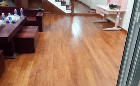 Ưu Điểm Nổi Bật Của Sàn Gỗ Căm Xe Khi Lát Phòng Khách